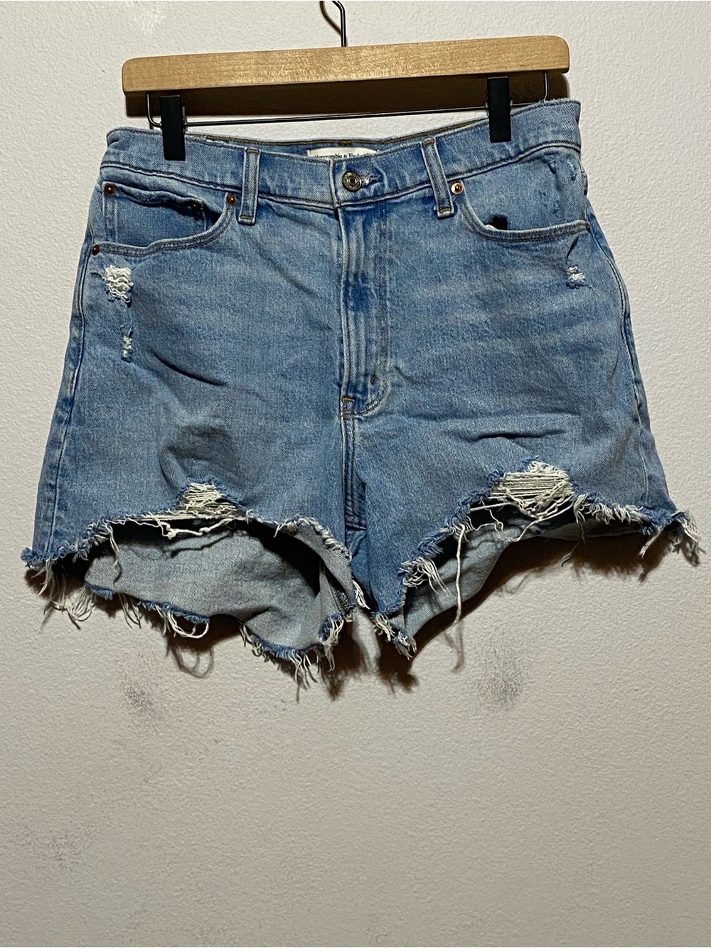 Abercrombie & Fitch 4” Mom High Rise Cut Off Denim Shorts Distressed Sz 8/29”